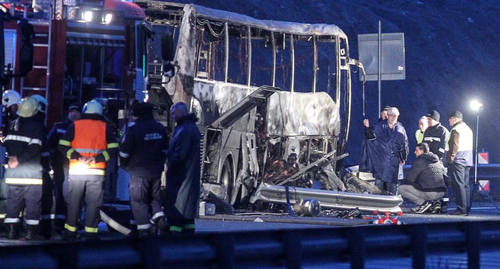 Funcionarios trabajan en el lugar del accidente de autobús en una carretera cerca del pueblo de Bosnek, al sur de Sofía, el 23 de noviembre de 2021. (Dimitar KYOSEMARLIEV / AFP).