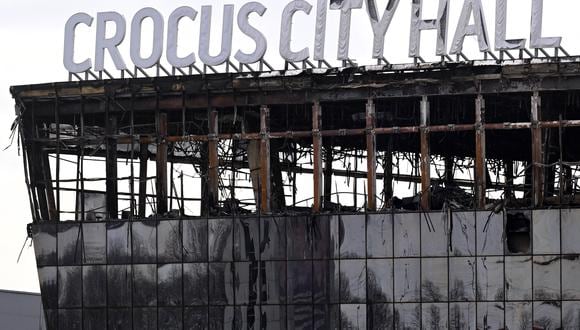 Una vista muestra la sala de conciertos incendiada del Crocus City Hall en Krasnogorsk, en las afueras de Moscú, el 26 de marzo de 2024. (Foto de NATALIA KOLESNIKOVA / AFP).