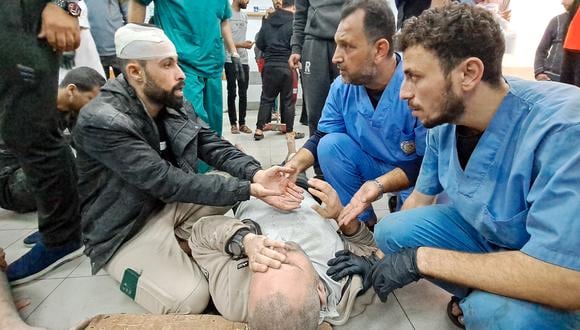 Los médicos palestinos escuchan a un hombre mientras llevan a los heridos al hospital Kamal Adwan en Beit Lahia. (Foto de AFP / ARCHIVO)