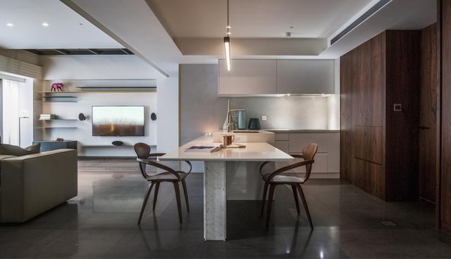 Para distribuir mejor los espacios, se utilizaron muebles altamente funcionales. Por ejemplo, la encimera de la cocina se extiende a lo largo y se puede emplear también como un comedor para dos personas. (Foto: Waterfrom Design)