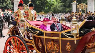 El rey Felipe VI de España llega a Buckingham acompañado de Isabel II