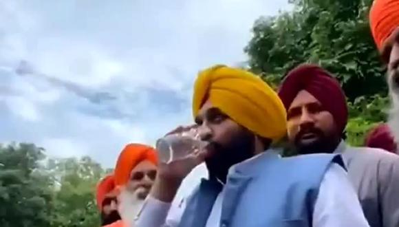 Un funcionario indio bebió agua de un río contaminado y terminó internado.