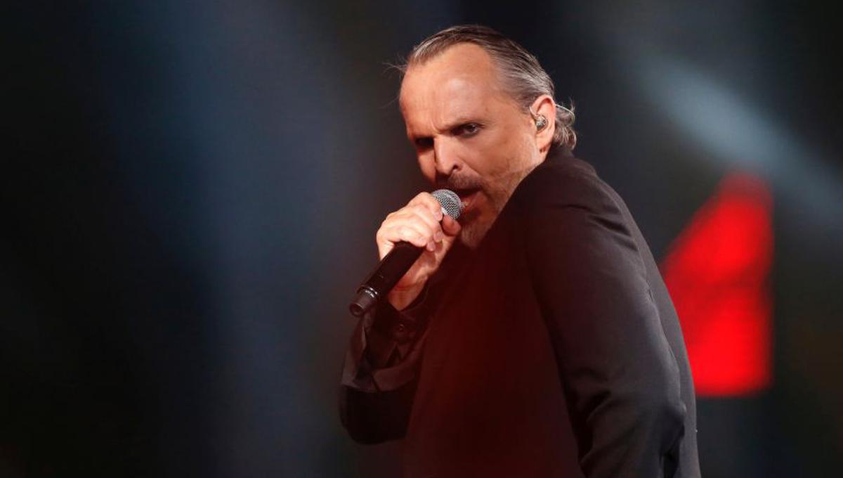 Miguel Bosé brilló en la primera gala de la versión número 59 del Festival de Viña del Mar. El artista español se llevó una Gaviota de oro y otra de plata. También fue premiado como Artista Ícono del certamen chileno. (Foto: Agencia)