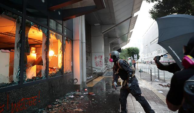 Los manifestantes destrozan una oficina del gobierno local durante una manifestación en el área de Sham Shui Po en Hong Kong. (Foto: AFP)