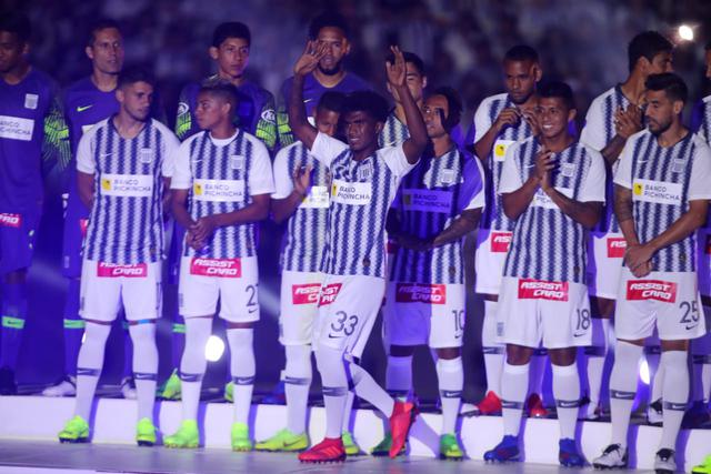 Alianza Lima presentó a su plantel profesional en la Noche Blanquiazul. | Foto: Giancarlo Ávila