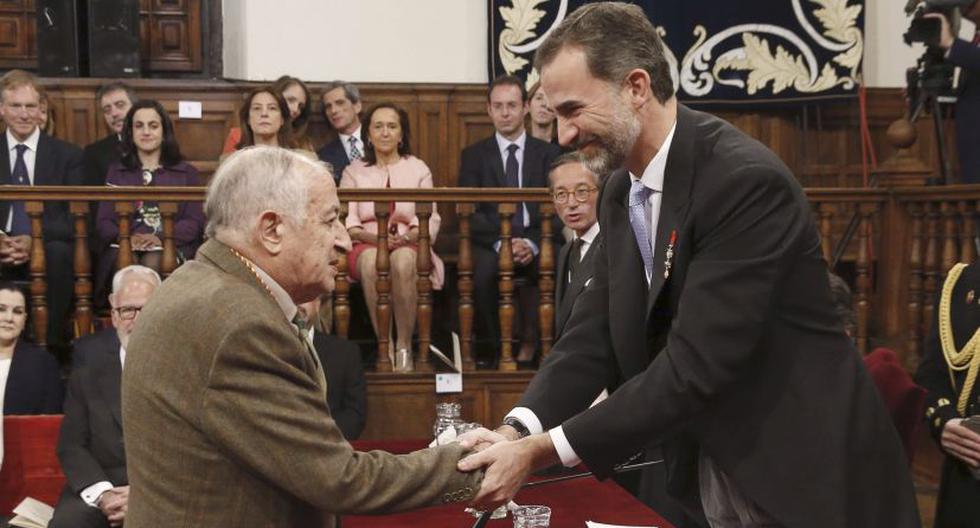 Juan Goytisolo recibe el Premio Cervantes de manos del rey de España. (Foto: EFE)