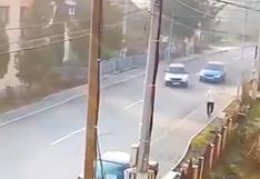 El dramático momento en que un hombre se salva de ser arrollado por dos vehículos que chocan en la pista | Video 