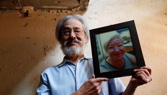 Federico Neri muestra una foto de su esposa María Jesús, de 64 años, a quien la hospitalizaron con neumonía en el área de atención a enfermos de covid-19 aunque dio negativo a la prueba. (EFE/ José Méndez).