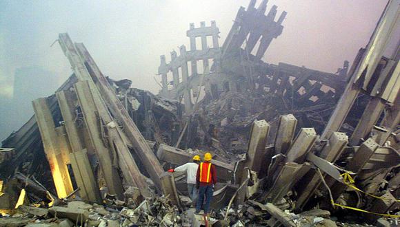 Los trabajadores de rescate examinan los daños al World Trade Center el 11 de septiembre de 2001. (Foto AFP - Doug KANTER).