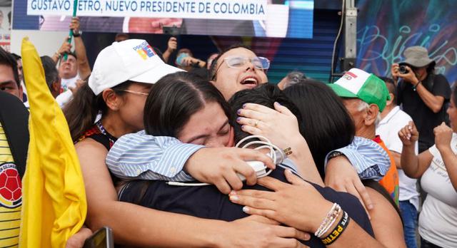 Los partidarios celebran después de que el candidato presidencial de izquierda colombiano Gustavo Petro de la coalición del Pacto Histórico ganara la segunda vuelta de las elecciones presidenciales, en Cali, Colombia.