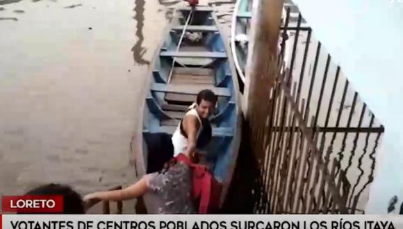 En Loreto, los electores y miembros de mesa llegaron en canoas hasta los locales de votación. Foto: Captura de video: América Noticias
