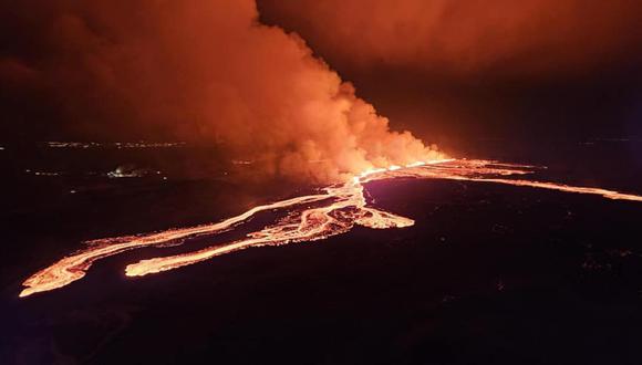 Islandia experimenta la cuarta erupción volcánica desde octubre pasado en la península de Reykjanes y probablemente la más fuerte, el 16 de marzo de 2024. (Foto de Dpto. de Protección Civil y Gestión de Emergencias de Islandia / EFE)