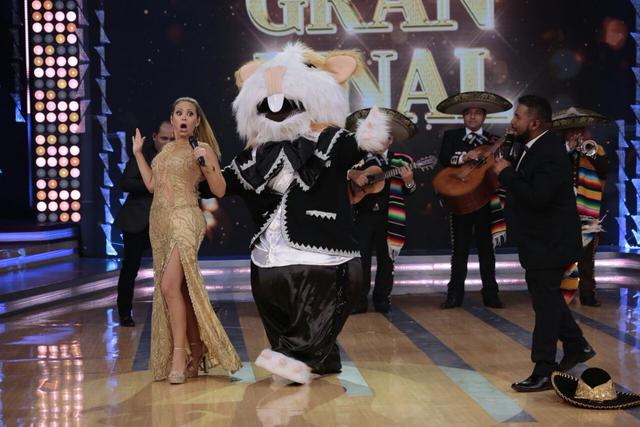 Gisela Valcárcel en la edición final de la décima temporada de "El gran show" junto al popular personaje de "El cuy". (Foto: América TV)