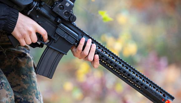 Los miembros de una milicia devuelven el fuego mientras simulan una emboscada portando rifles de airsoft que se asemejan a sus armas AR-15, como parte de sus ejercicios de entrenamiento en los bosques del sur de New Hampshire. (JOSEPH PREZIOSO / AFP).