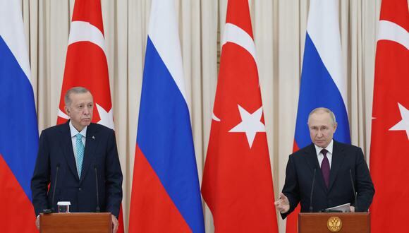 El presidente ruso Vladimir Putin (R) y a su homólogo turco Recep Tayyip Erdogan (L) dando una conferencia de prensa conjunta después de una reunión en Sochi. (Foto de Murat CETIN MUHURDAR / Oficina de Prensa de la Presidencia turca / AFP)