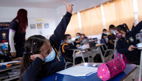 Un grupo de alumnos es visto durante una clase en el Colegio Polivalente Patricio Mekis durante la primera jornada de inicio del curso escolar 2021, en Santiago (Chile). (Foto: EFE/Alberto Valdés).