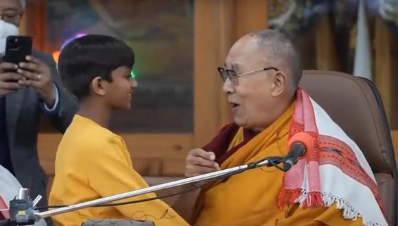 El Dalai Lama besó en la boca a un niño en la India. (FOTO: Voice of America).