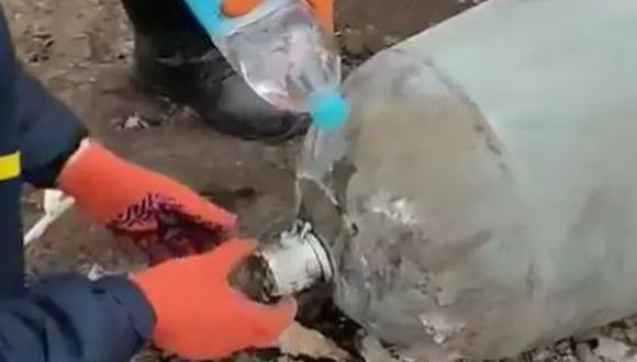 Dos ucranianos especialistas en explosivos desarmaron una bomba con sus manos. (Captura de video).