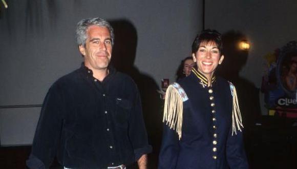 Jeffrey Epstein y Ghislaine Maxwell en 1995. (Getty Images).