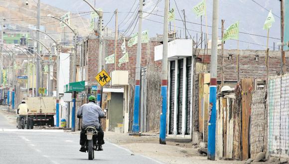 En algunas calles de los distritos de Cocachacra, Dean Valdivia y Punta de Bombón, los vecinos siguen embanderando sus viviendas y negocios con mensajes que rechazan la actividad minera en la zona.
