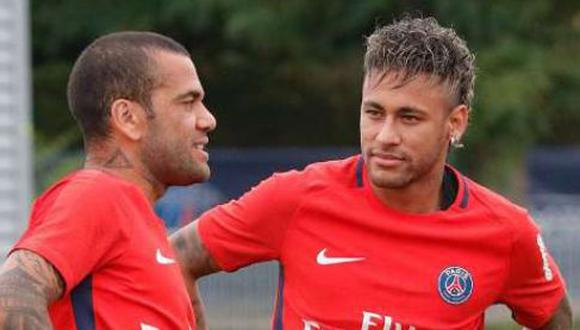 Dani Alves tenía todo listo para irse al Manchester City de Pep Guardiola. Sin embargo, su amigo Neymar le dijo que lo pensara mejor y se fuera al PSG. Al final ambos arribaron a París. (Foto: Agencias)
