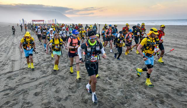 Revive los mejores momentos de la Half Marathon des Sables, que se realizó en el desierto de Ica, Perú.