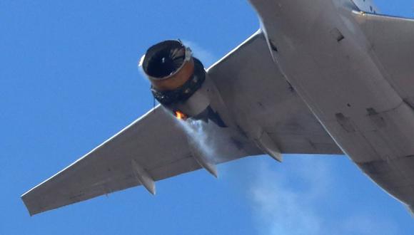 El vuelo UA328 de United Airlines, que transporta a 231 pasajeros y 10 tripulantes a bordo, regresa al Aeropuerto Internacional de Denver con el motor de estribor en llamas después de que llamó a una alerta de Mayday, sobre Denver, Colorado, EE.UU. (Foto: Hayden Smith / @ speedbird5280 /REUTERS).
