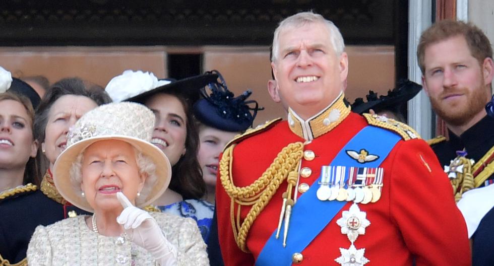 El príncipe Andrés y la reina Isabel en una ceremonia en el Reino Unido. (Foto: Daniel LEAL-OLIVAS / AFP)