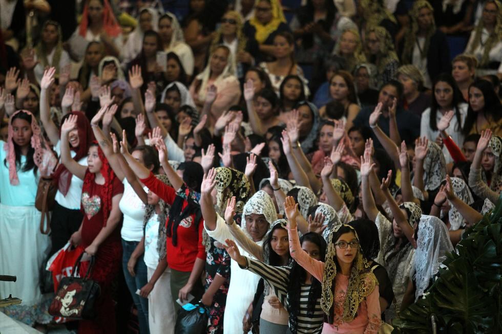 Fieles participan en una ceremonia de bautismo en la iglesia 'La Luz del Mundo' en Guadalajara el 23 de junio del 2019. (Foto: AFP)