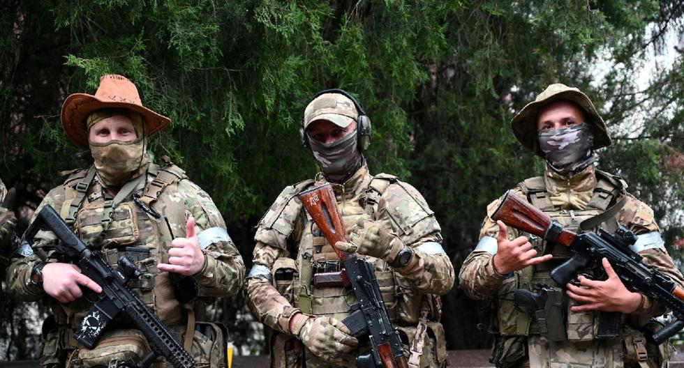 Los combatientes del Grupo Wagner posan para una foto mientras se despliegan cerca de la sede del Distrito Militar del Sur en la ciudad de Rostov-on-Don, Rusia, el 24 de junio del 2023. (Stringer/Reuters).