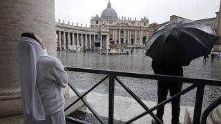 FOTOS: Feligreses se congregan en El Vaticano con fe en ver el anuncio del nuevo Papa