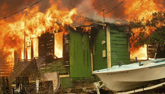 Más de 1.300 bomberos luchan contra el fuego, que ha destruido cinco mansiones, y ha provocado la evacuación de cerca de 7.000 personas. (Foto: AP)