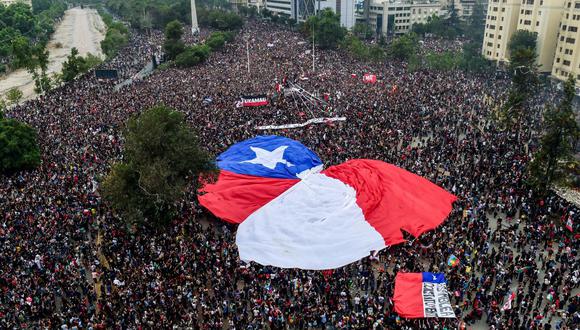 Foto de archivo tomada el 8 de noviembre de 2019 durante una multitudinaria manifestación contra el gobierno del presidente de Chile, Sebastián Piñera. (MARTIN BERNETTI / AFP).