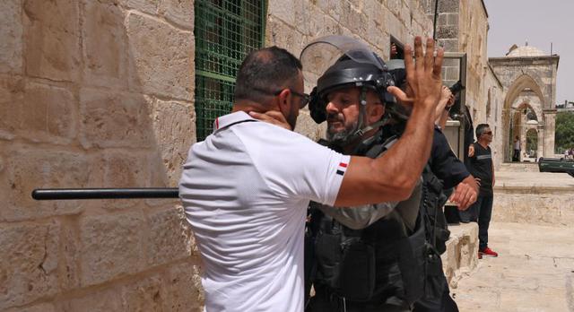 Nuevos enfrentamientos entre palestinos y la policía israelí estallaron hoy en el recinto de la mezquita de Al-Aqsa de Jerusalén, en el Los últimos disturbios en el sensible sitio religioso, dijeron periodistas y policías de AFP. (Foto: AHMAD GHARABLI / AFP)