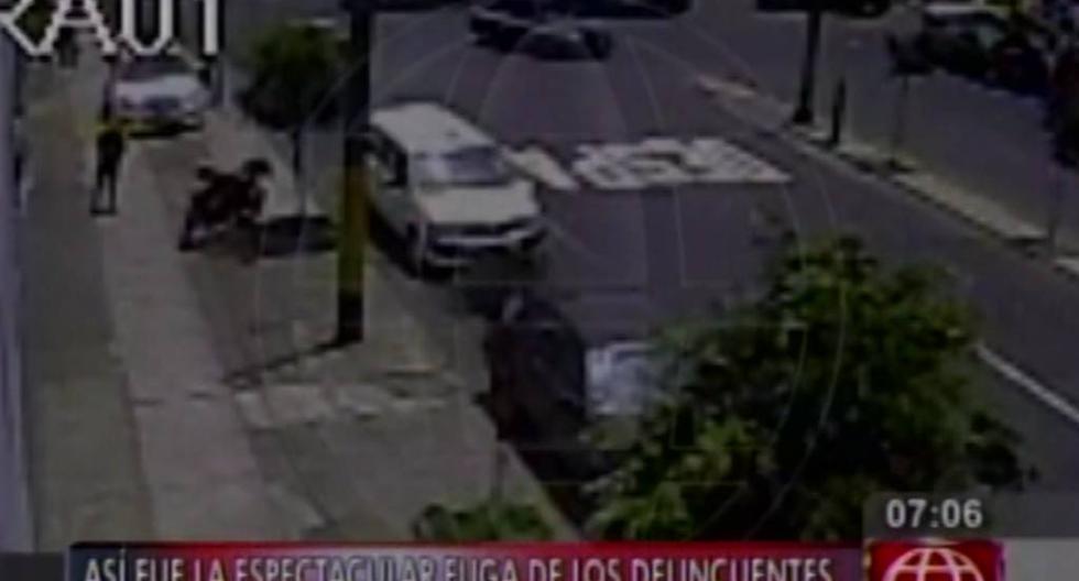 La camioneta Audi en la que huían los delincuentes aparece y choca violentamente. (Foto: América TV)