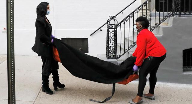 Nueva York: el sufrimiento de las mujeres de la funeraria Harlem. (Foto: Reuters)