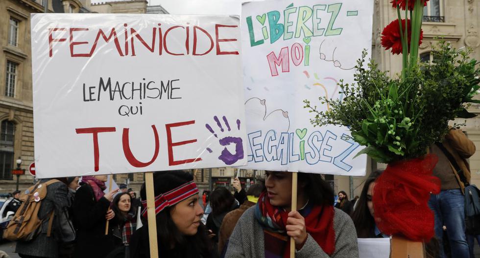Una mujer sostiene un cartel que dice "Feminicidio, machismo que mata" durante una manifestación contra la violencia contra las mujeres en la Plaza de la República en París. (Archivo / AFP)