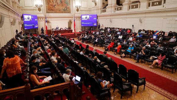Vista general durante la votación para renovar la junta directiva de la Convención Constituyente, en el ex Congreso Nacional de Chile, en Santiago, el 4 de enero de 2022. (JAVIER TORRES / AFP).