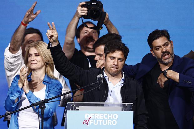 El gobernador y candidato a gobernador de Buenos Aires, Axel Kicillof, habla con sus partidarios después de conocer los primeros resultados de las elecciones presidenciales. (Foto de Emiliano Lasalvia/AFP).