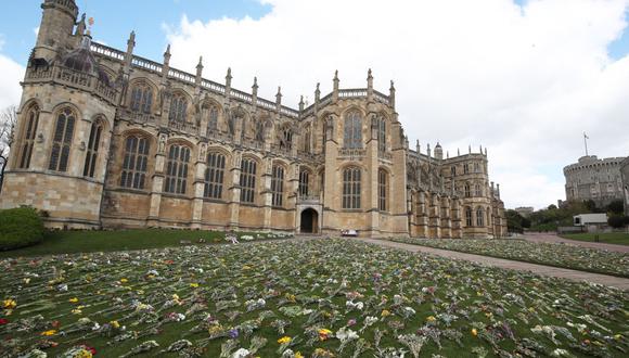 Flores dejadas como tributos afuera de la Capilla de San Jorge, en el Castillo de Windsor, donde será enterrado el príncipe Felipe. (Foto de Steve Parsons / POOL / AFP).