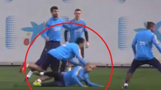 ¿Luis Suárez se molestó con Mascherano por esta falta? [VIDEO]