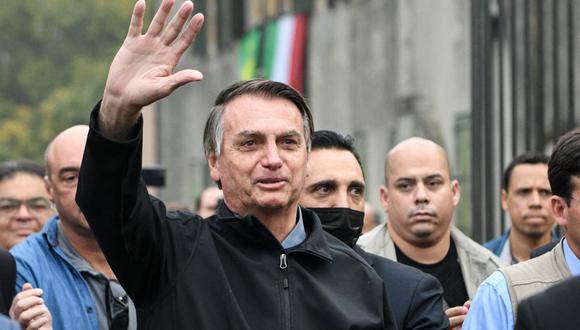 El presidente de Brasil, Jair Bolsonaro, saluda a su llegada el 1 de noviembre de 2021 a Anguillara Veneta, al noreste de Italia, para recibir la ciudadanía honoraria. (Piero CRUCIATTI / AFP).