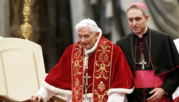 El papa Benedicto XVI, acompañado de su secretario personal, el arzobispo Georg Gaenswein, durante la celebración de una misa por el 900 aniversario de los Caballeros de la Orden de Malta, en la basílica de San Pedro, en el Vaticano, el 9 de febrero de 2013.