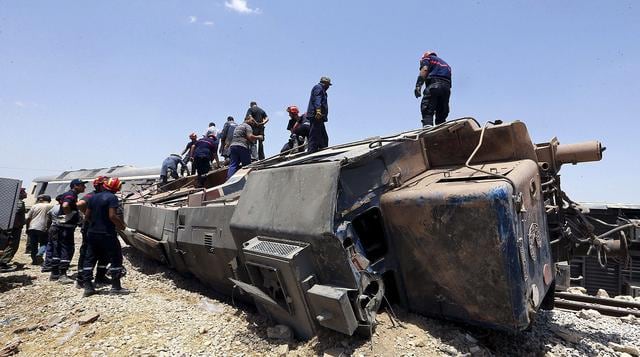 Túnez: Mueren 17 personas en un choque de tren con un camión - 8