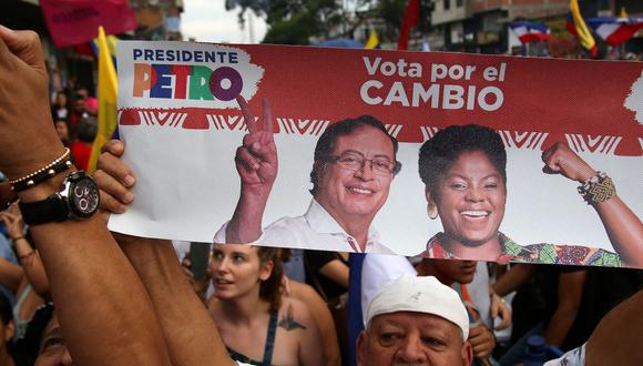 Los partidarios del Gustavo Petro celebran después de la segunda vuelta de las elecciones presidenciales en Colombia donde ganó la izquierda. (PAOLA MAFLA / AFP).