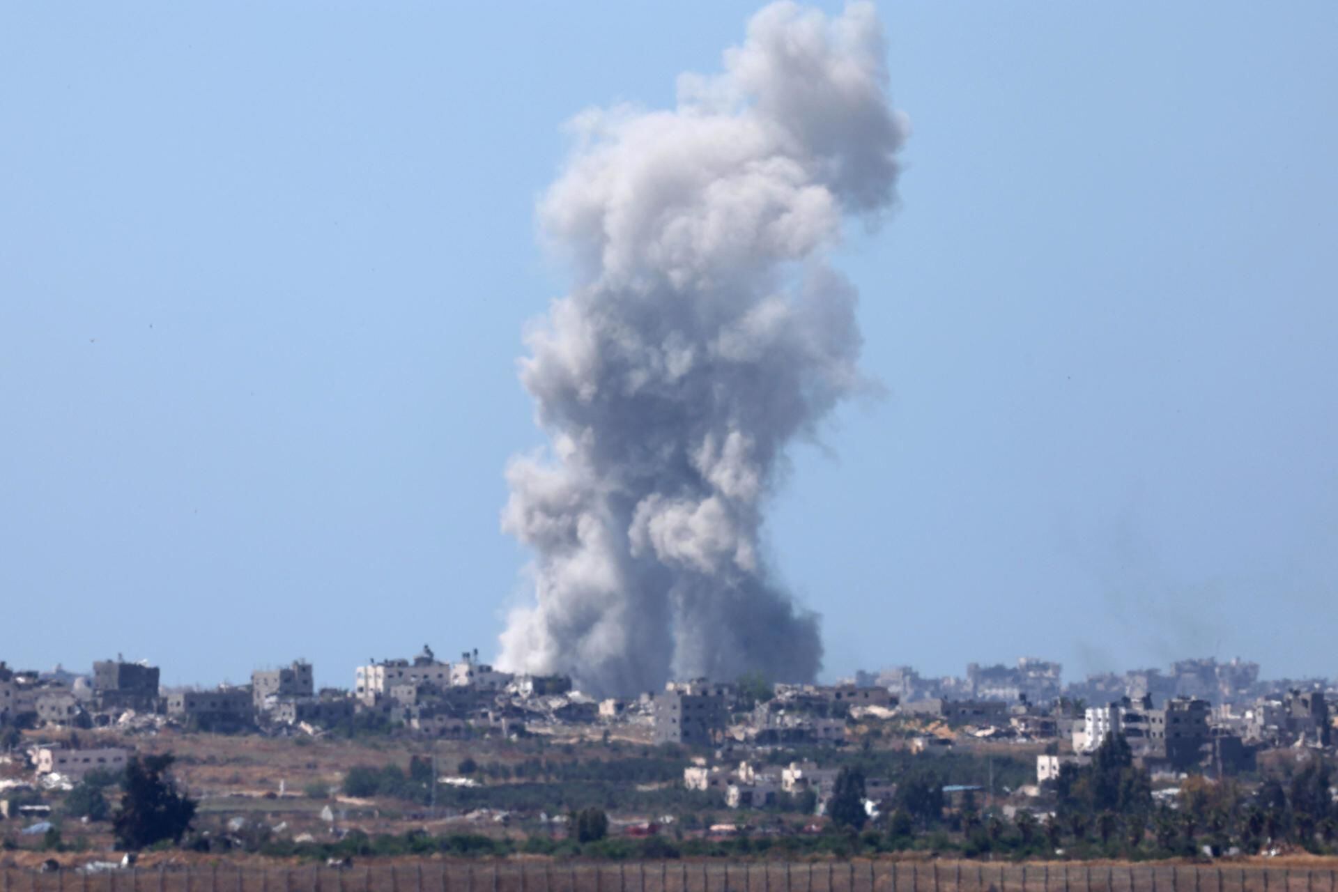 El humo se eleva como resultado de un ataque aéreo israelí en Jabalia, al norte de la Franja de Gaza, el 14 de mayo de 2024.  (EFE/EPA/ATEF SAFADI).