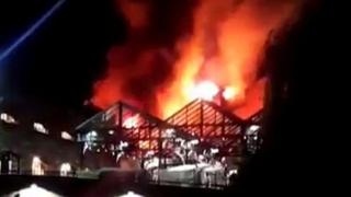 Londres: Decenas de bomberos luchan contra un incendio en un mercado