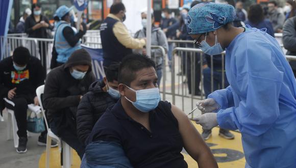 Las brigadas de salud retomaron la jornada de vacunación contra el COVID-19 para operadores, usuarios del transporte público y vecinos de la zona. (Foto: GEC/referencial)