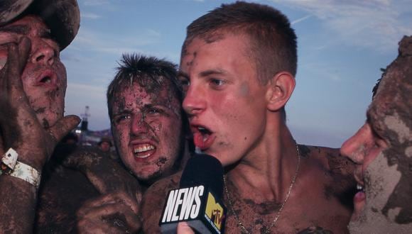 En "Fiasco total: Woodstock '99", jóvenes aparecen bañados de tierra. El documental cuestiona la calidad de los baños al aire libre del festival.