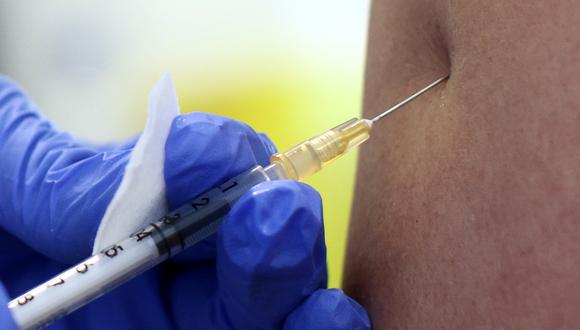 Una persona recibe una dosis de la vacuna Pfizer-BioNTech COVID-19 dentro de un contenedor para uso de médicos generales, llamado "caja de vacunación" en Viena, Austria.